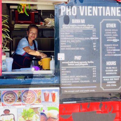 Friendly service at Pho Vientiane