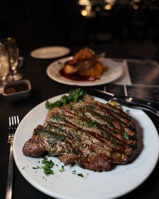 RIBEYE STEAK
18 oz. Steak, Fingerling Potato w/ Grilled Asparagus, Chimichurri & Steak Sauce