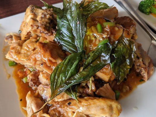 Roast chicken with fried basil leaves