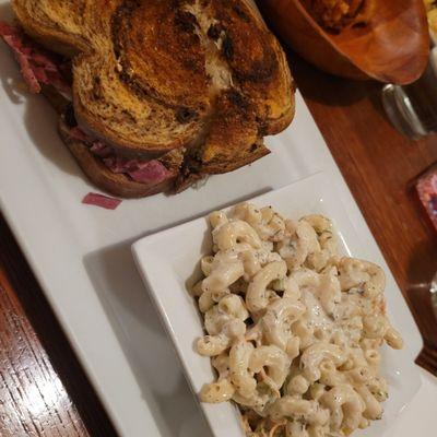 Classic reuben w mac salad