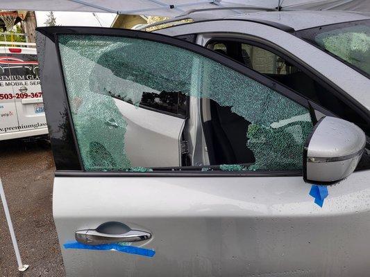 2017 Nissan Pathfinder 
Front passenger window