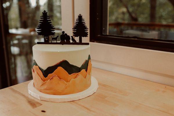 We had the most beautiful wedding cake for our little wedding at the cabin. Pumpkin spice with cream cheese frosting!