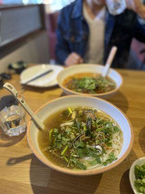 Spicy clams with green onion and garlic rice noodles 口味花甲米粉