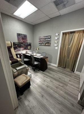 Booth rent nail salon. $200/week, 2 weeks free vacation, use of dip, shellac, and polishes.