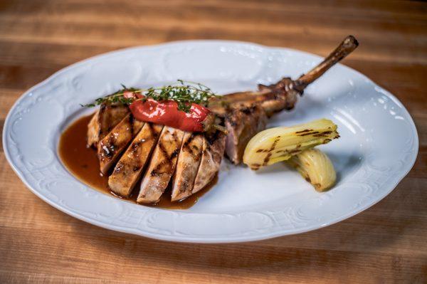 Duroc Pork Chop

Braised fennel, lemon baby potatoes, pickled pepper jus