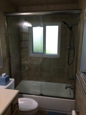 Dual sliding doors on tub in guest.