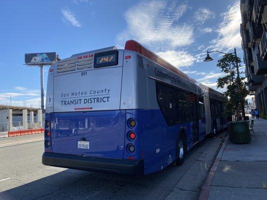 It's always good seeing a 60' bus on route 292, especially since this is a busy route. Literally 90% of the time.