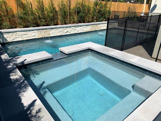 Planter, pool and spa built by pool builders East Long Beach Pool and Spa. Call our pool store to schedule a design consultation 562-420-658