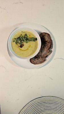 Asparagus puree soup with croutons