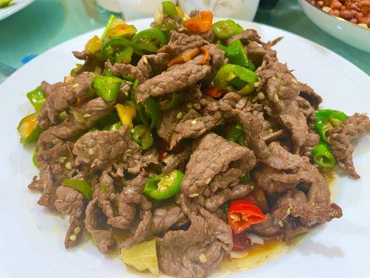 Stir-fried beef with chili peppers