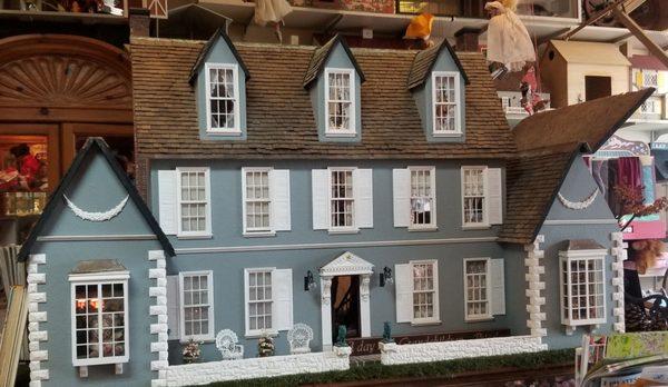 Another beautifully executed, large dollhouse.