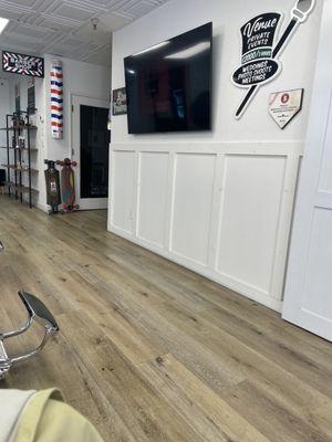 Big screen tv while you get a cut