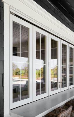 Windows on kitchen bar for indoor outdoor dining