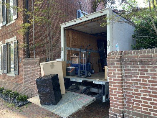 unloading 20ft truck 3 movers