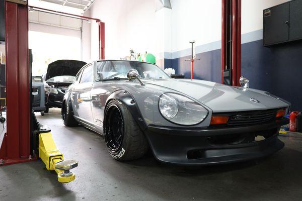 Datsun with custom air suspension and airlift 3p management