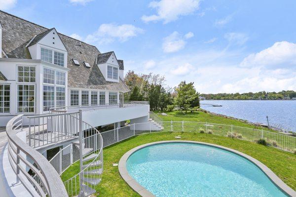 Direct waterfront with floating dock