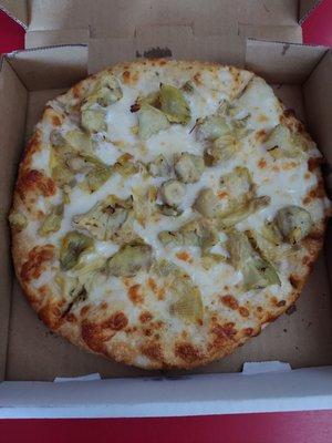 Mini pizza with artichokes and white sauce