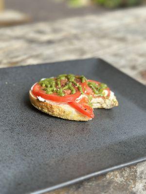 Special bagel ( hummus, tomato, Mac nut pesto)