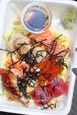 Ajishin Chirashi ($16) - Shrimp ,Salmon ,Tuna, Unagi, Cooked Scallop, Ikura