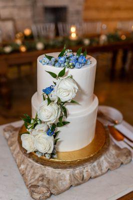 simple white with gold wedding theme -  she can decorate your cake with fresh flowers