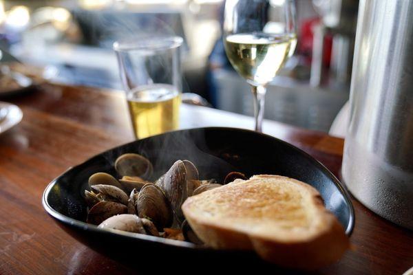 Garlic butter white wine clams