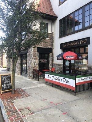 Storefront has outdoor seating