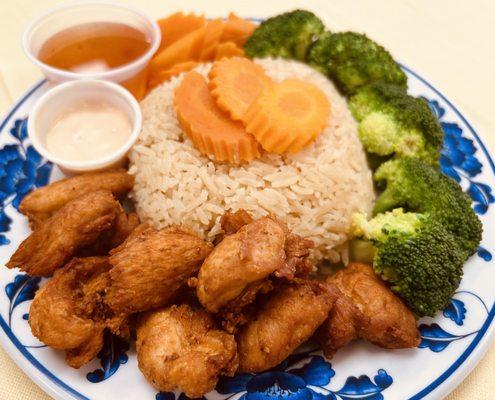 Crispy Chicken with Special Rice, Broccoli, Carrots and Sauce