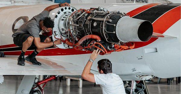 Hangar lesson on engine repair