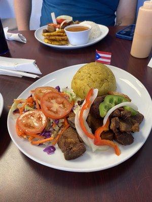 Mofongo con carne frita