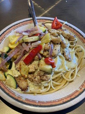 Linguine with creamy pesto, seasoned chicken breast, and sautéed Italian vegetables. (Small/Half size)