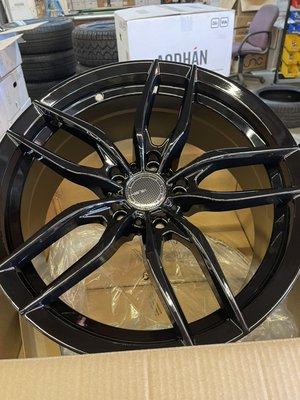 Velsen Gloss black 18inch in stock