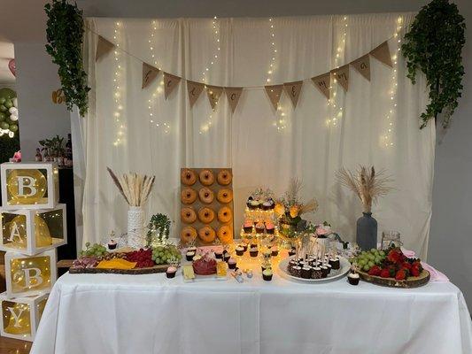 Dessert table with the mini cakes sprinkled