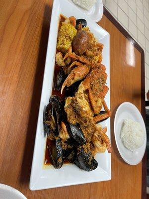 Mussels, Peeled shrimp, Crab legs, Potato's, Corn