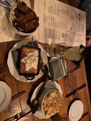 Appetizer ribs, cornbread and mac & cheese