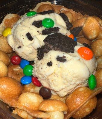 Vanilla ice cream w/ M&M's & Oreo