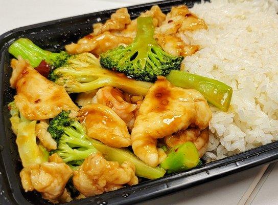 Chicken and shrimp with broccoli