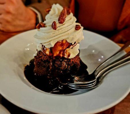 Hot fudge brownie sundae