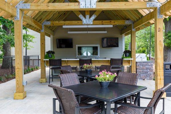 Brand new grilling and outdoor kitchen.