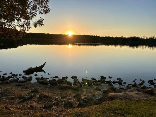 Lake , rocks , the sun