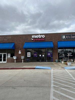 Metro by T-Mobile located on 940 E Beltline Rd off of beltline and bowser