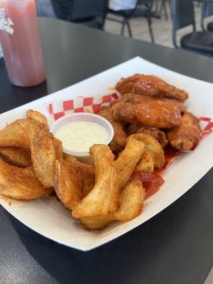 Buffalo wings and sidewinder fries