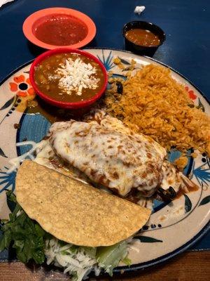 Combo plate Chile rellano and taco with shredded beef