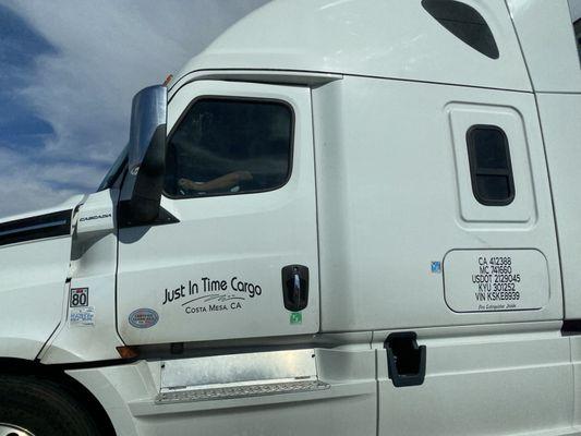 Jerk truck driver littering all over the highway