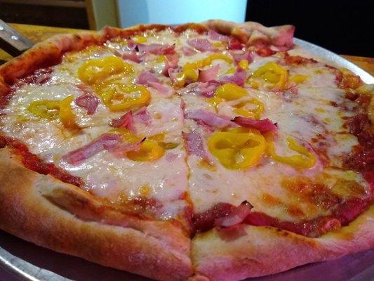 pizza with ham and mild peppers- yum!