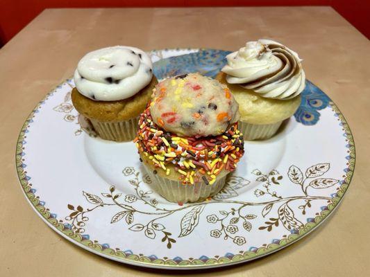 Autumn cupcake flavors: "Pumpkin Cannoli", "Caramel Apple Cheesecake" and "Fall Sprinkle Cookie".