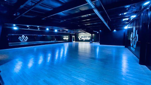 Black Room! 2200 SQ