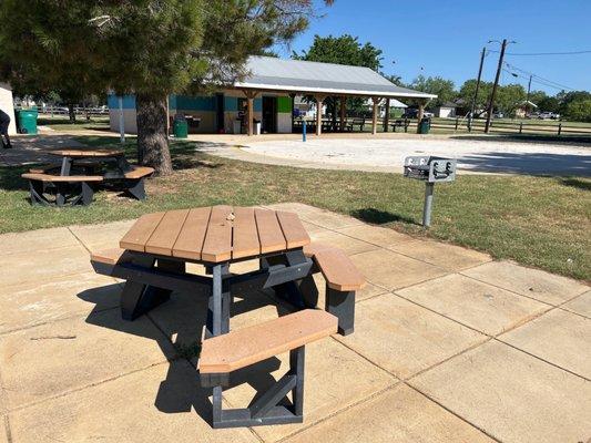 Uncovered picnic area with grill