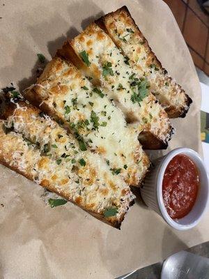 Garlic cheese bread with marinara