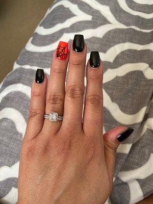 Simple Halloween nails. Love them!