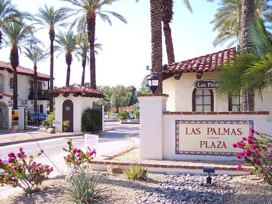 Entrance to the Los Palmas Plaza park in the rear to the right.